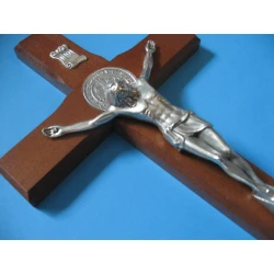 Krzyż drewniany ciemny brąz  z medalem Św.Benedykta na ścianę 32 cm